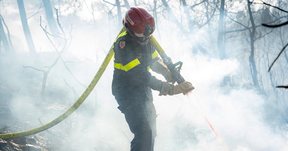 Un pompier lutte contre le feu le 7 août 2025 près de Jonquières, dans l'Aude