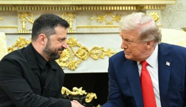 Le président américain Donald Trump (d) serre la main de son homologue ukrainien Volodymyr Zelensky lors d'une rencontre dans le Bureau ovale à la Maison Blanche, le 18 août 2025 à Washington