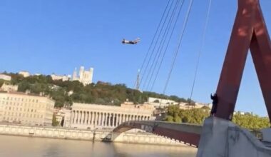 En images : ils s'offrent un plongeon depuis le sommet de la passerelle du Palais de Justice de Lyon