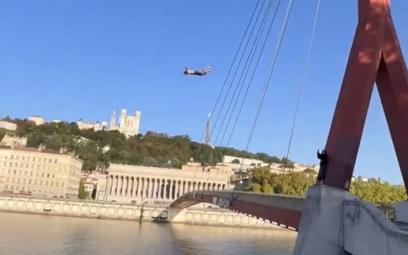 En images : ils s'offrent un plongeon depuis le sommet de la passerelle du Palais de Justice de Lyon