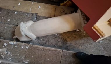 Une statue a été brisée dans l’une des églises vandalisées. © DR