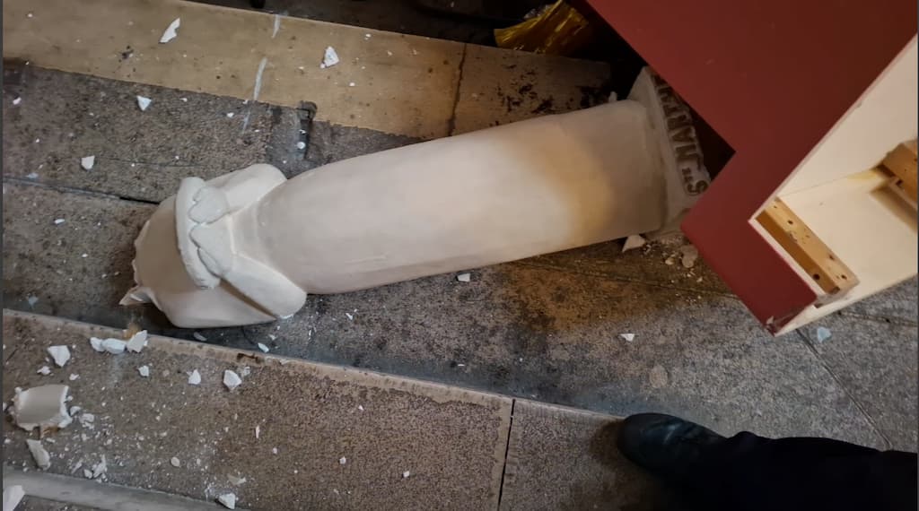 Une statue a été brisée dans l’une des églises vandalisées. © DR