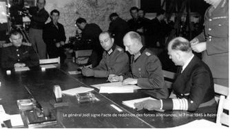 Le général Jodl signe l'acte de reddition des forces allemandes, le 7 mai 1945 à Reims