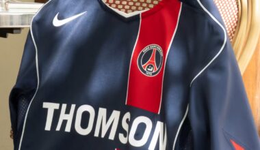 Le Paris Saint-Germain et Nike rééditent le maillot iconique T90 2004-2005