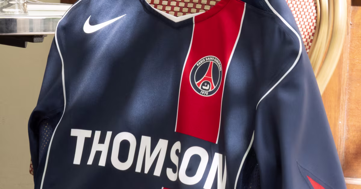 Le Paris Saint-Germain et Nike rééditent le maillot iconique T90 2004-2005