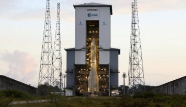 La fusée Ariane 6 sur son pas de tir au centre spatial de Kourou, le 9 juillet 2024 en Guyane