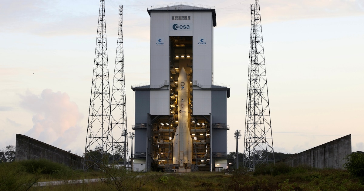 La fusée Ariane 6 sur son pas de tir au centre spatial de Kourou, le 9 juillet 2024 en Guyane