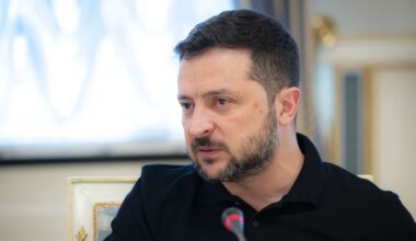 Photo prise et publiée par le service de presse présidentiel ukrainien, le 20 août 2025, du président ukrainien Volodymyr Zelensky participant à une réunion avec des journalistes ukrainiens et étrangers à Kiev