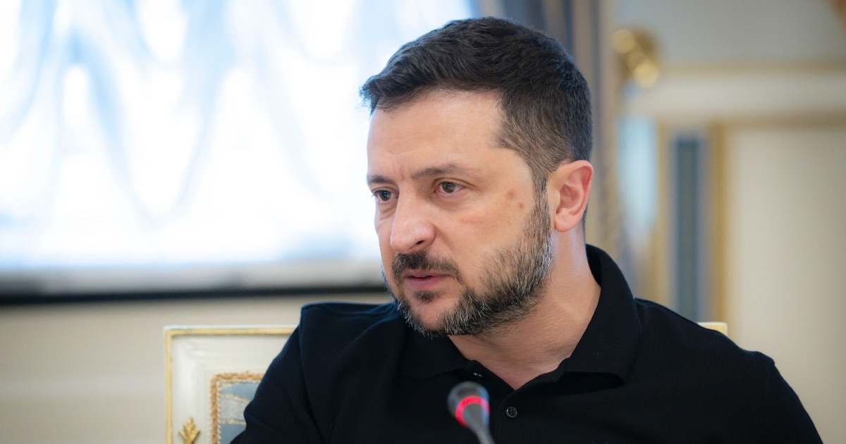 Photo prise et publiée par le service de presse présidentiel ukrainien, le 20 août 2025, du président ukrainien Volodymyr Zelensky participant à une réunion avec des journalistes ukrainiens et étrangers à Kiev