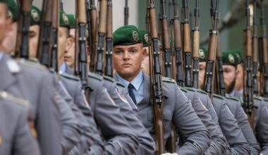 Des soldats du bataillon de garde de la Bundeswehr, photographiés lors d'une réception avec les honneurs militaires dans la cour de la Chancellerie fédérale à Berlin, le 4 novembre 2024