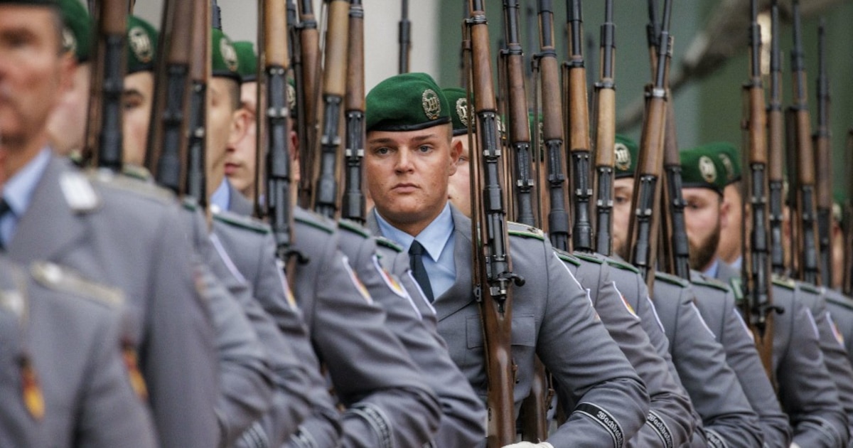 Des soldats du bataillon de garde de la Bundeswehr, photographiés lors d'une réception avec les honneurs militaires dans la cour de la Chancellerie fédérale à Berlin, le 4 novembre 2024