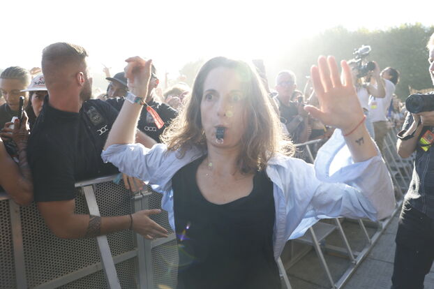 Dès la première chanson, des membres du collectif Nous vivrons ont tenté de perturber le concert avec d'être évacués par le service de sécurité. LP/Olivier Corsan