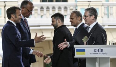 (g-d) Le président français Emmanuel Macron, le chancelier allemand Friedrich Merz, le président ukrainien Volodymyr Zelensky, le Premier ministre polonais Donald Tusk et le Premier ministre britannique Keir Starmer se serrent la main après leur conférence de presse conjointe à Kiev, le 10 mai 2025