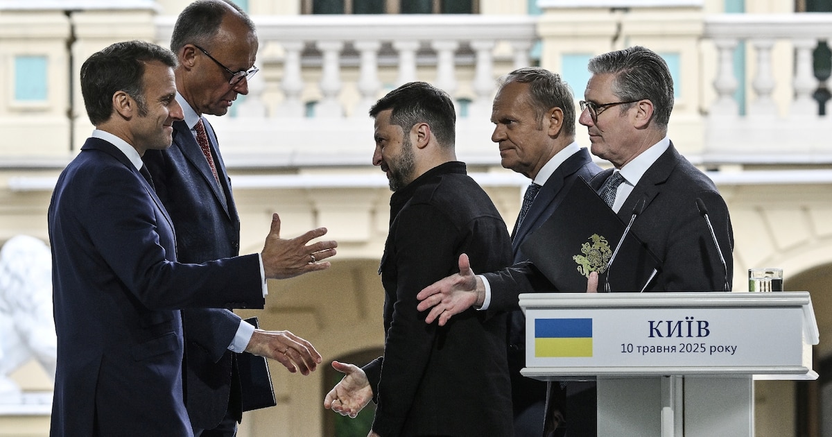 (g-d) Le président français Emmanuel Macron, le chancelier allemand Friedrich Merz, le président ukrainien Volodymyr Zelensky, le Premier ministre polonais Donald Tusk et le Premier ministre britannique Keir Starmer se serrent la main après leur conférence de presse conjointe à Kiev, le 10 mai 2025