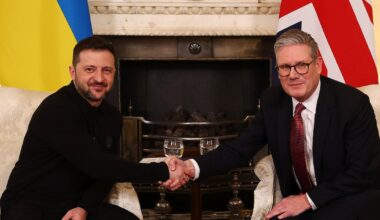 Le Premier ministre britannique Keir Starmer (à droite) serre la main du président ukrainien Volodymyr Zelensky lors d'un entretien bilatéral à Londres, le 1er mars 2025