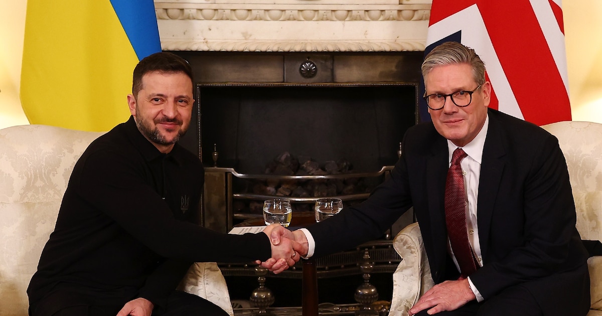 Le Premier ministre britannique Keir Starmer (à droite) serre la main du président ukrainien Volodymyr Zelensky lors d'un entretien bilatéral à Londres, le 1er mars 2025