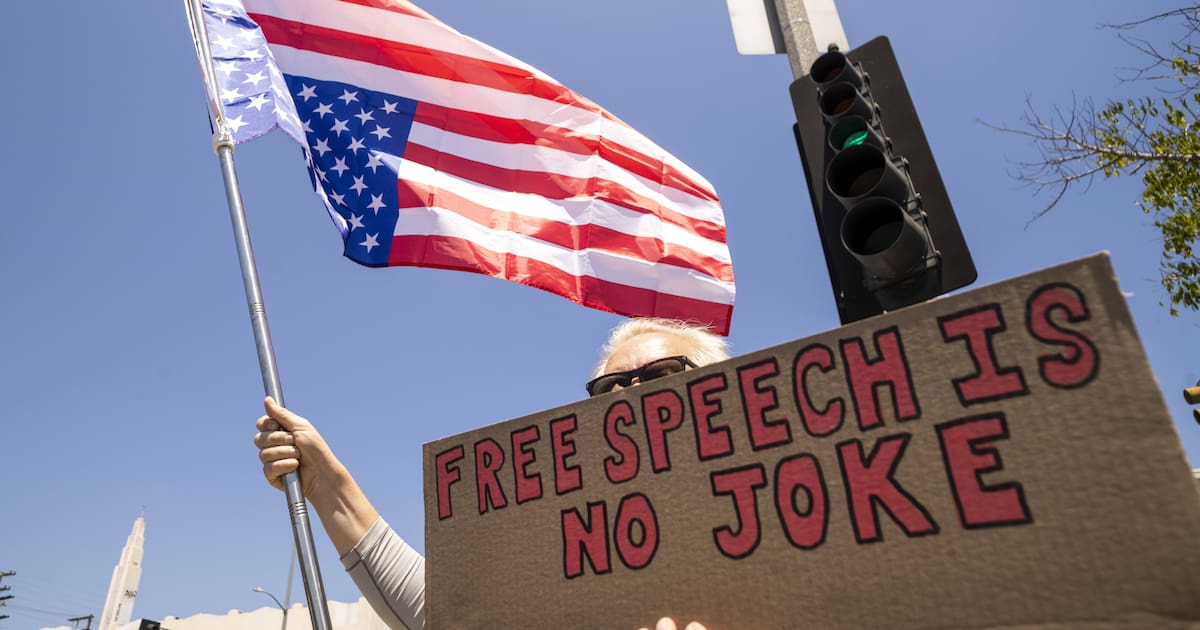 2 300 scénaristes américains dénoncent «l’assaut autoritaire» de Donald Trump contre la liberté d’expression – Libération