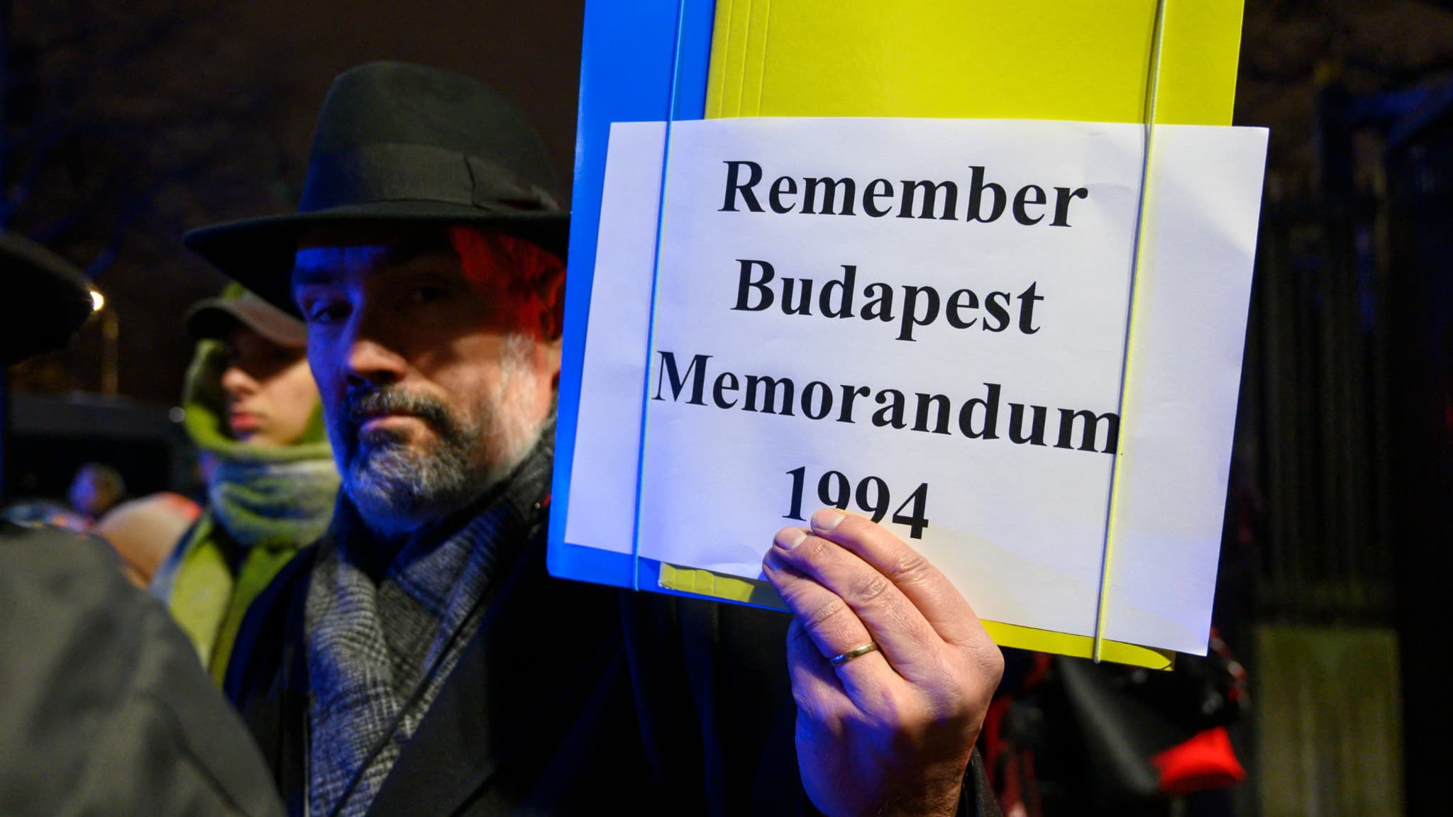 Un manifestant tient une pancarte "souvenez-vous du mémorandum de Budapest", le 3 mars 2025 devant l'ambassade américaine à Varsovie
