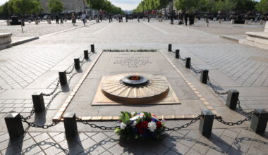 « Les gens n’ont aucun respect » : l’homme qui a allumé sa cigarette sur la tombe du soldat inconnu à Paris a été interpellé