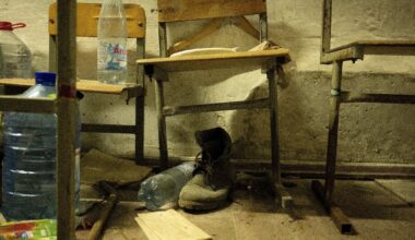 Dans le sous-sol d'une école de Iaguidné, dans le nord de l'Ukraine, surnommé les "caves de la mort" après l'occupation russe