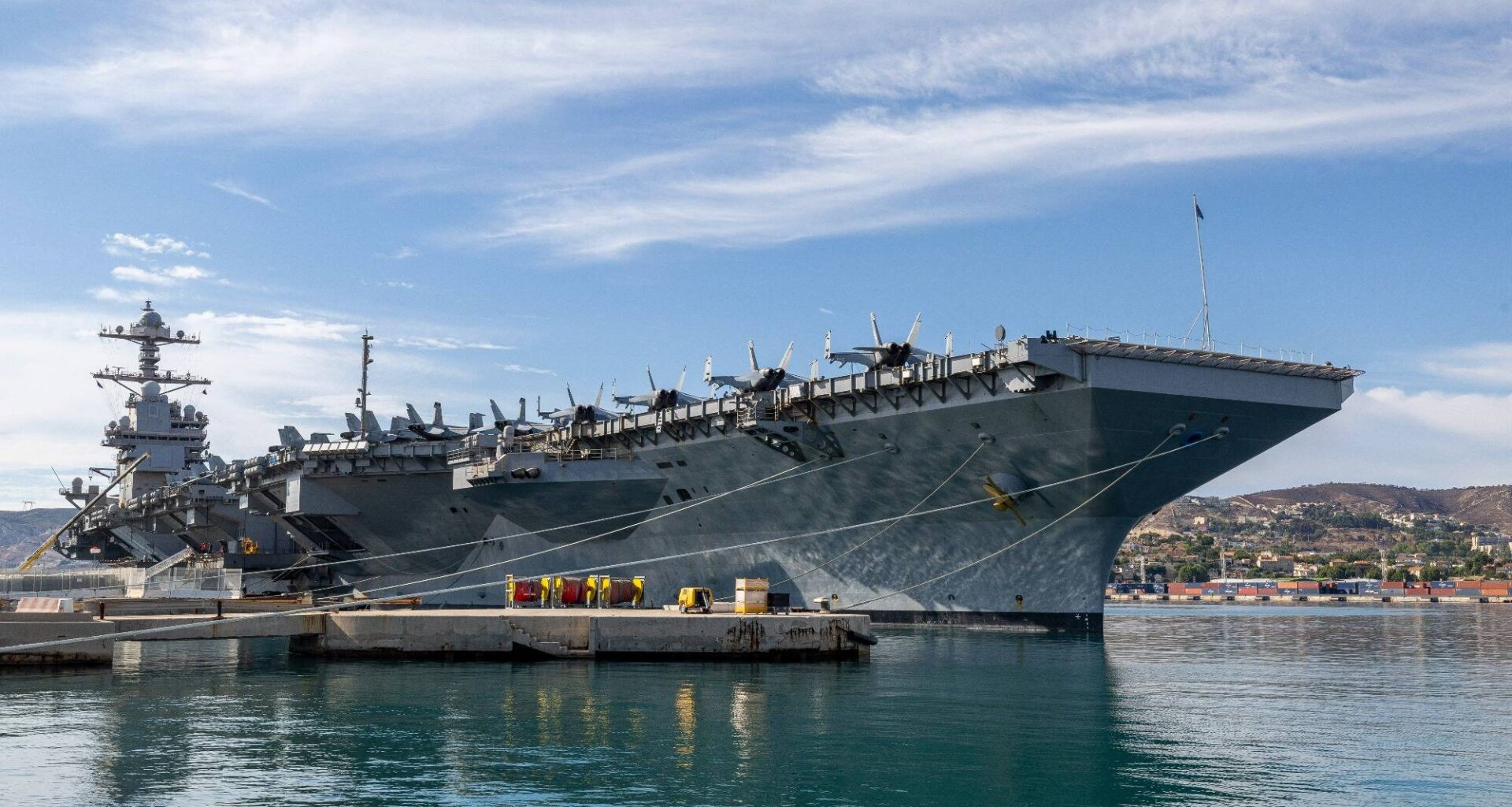 4.500 marines, 15.000 repas par jour, plus grand que la Tour Eiffel... l'USS Gerald Ford, plus grand porte-avions du monde, est arrivé à Marseille