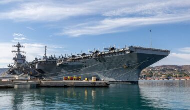 4.500 marines, 15.000 repas par jour, plus grand que la Tour Eiffel... l'USS Gerald Ford, plus grand porte-avions du monde, est arrivé à Marseille