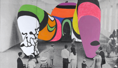 Sculpture Hon (femme sur le dos) en couleurs avec visiteurs au premier plan en noir et blanc