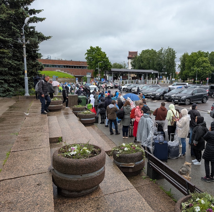 Plusieurs centaines de personnes attendent de pouvoir passer la frontière entre l'Estonie et la Russie, à Narva, le 19 juin 2025.