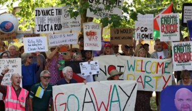 « Fichez le camp ! » : au Royaume-Uni, des manifestants hostiles aux vacances locales du vice-président américain