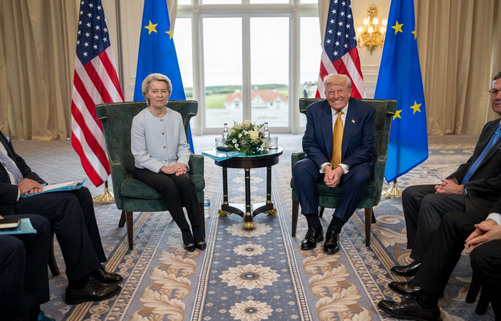 Droits de douane : l’UE suspend ses mesures de riposte après s’être fait tordre le bras par Donald Trump
