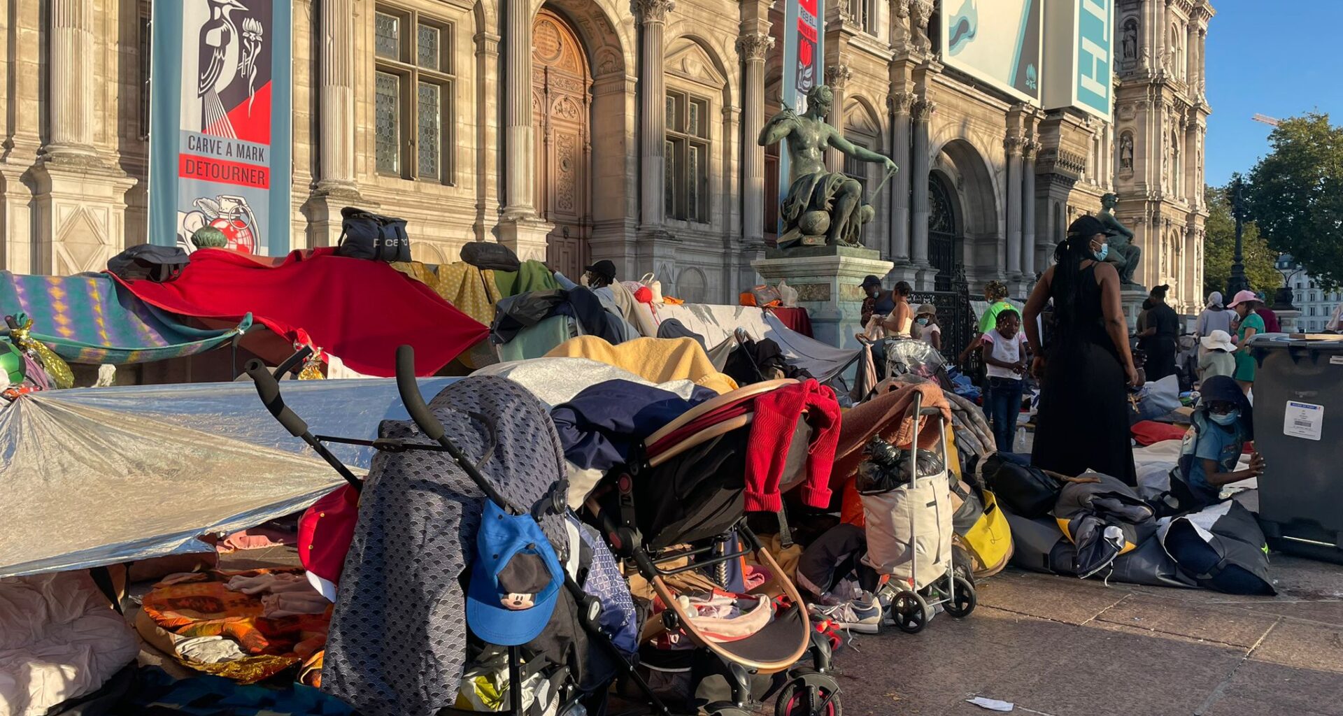 250 familles et femmes isolées exilées devant l’Hôtel de Ville de Paris : « On met l’État face à ses responsabilités »