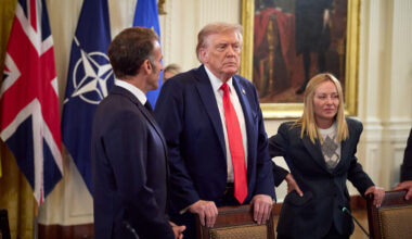 « Quatre ans de plus » : Donald Trump montre à Macron et Zelensky une casquette qui sous-entend qu’il va se représenter