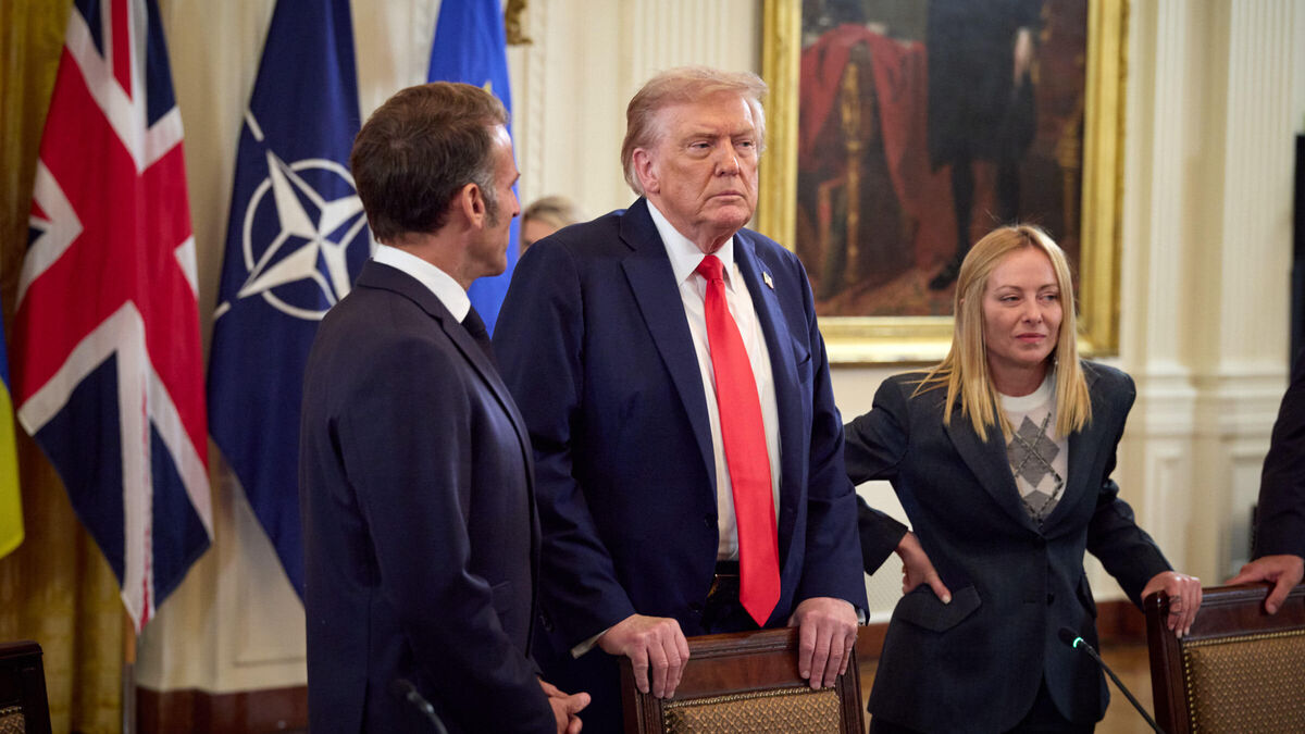 « Quatre ans de plus » : Donald Trump montre à Macron et Zelensky une casquette qui sous-entend qu’il va se représenter