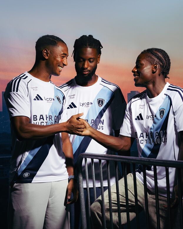 Samir Chergui, Jean-Philippe Krasso et Noha Sangui avec le maillot extérieur du Paris FC.