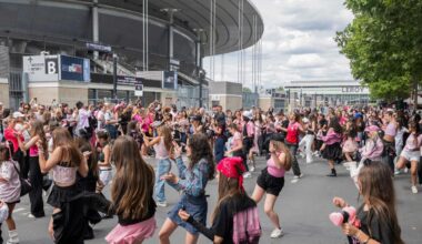 « On n’est pas des fans hystériques » : au Stade de France, une communauté solidaire attend le show des Blackpink