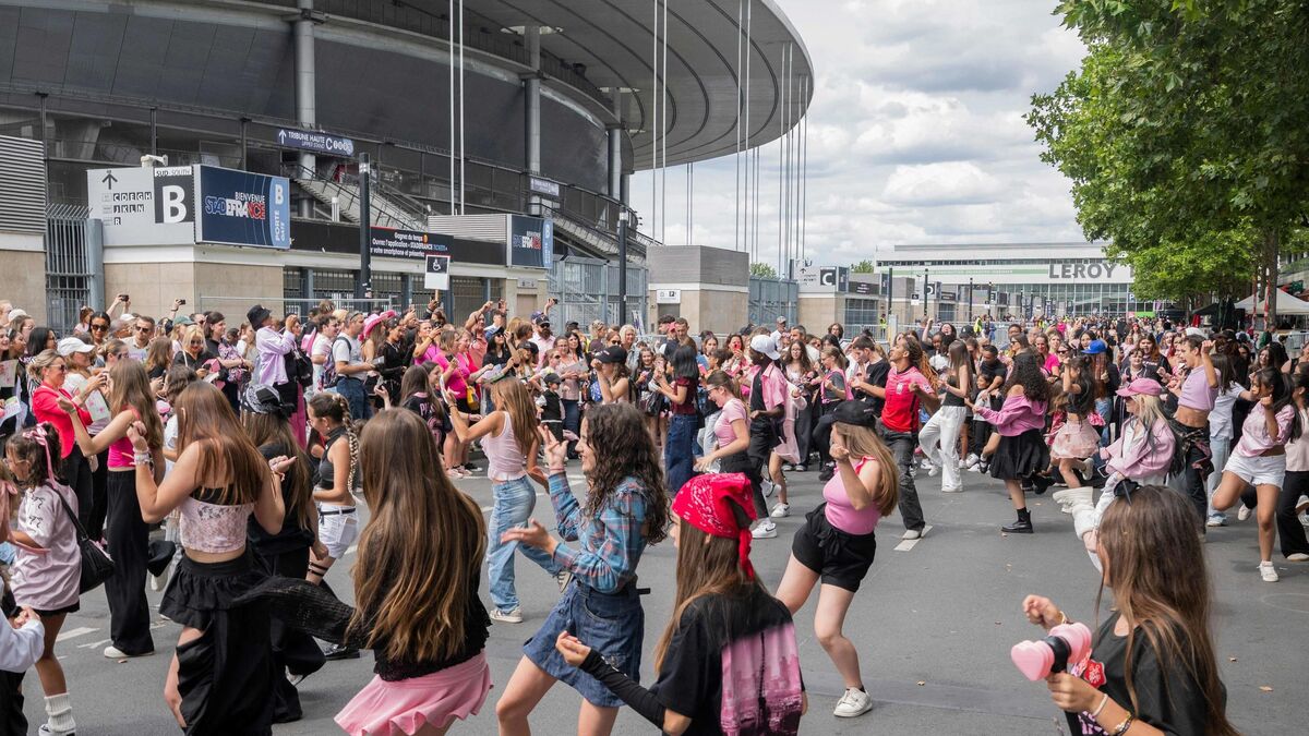 « On n’est pas des fans hystériques » : au Stade de France, une communauté solidaire attend le show des Blackpink