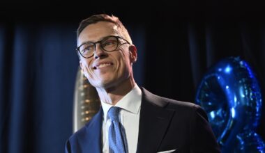 Le chef du parti national conservateur finlandais Alexander Stubb, victorieux à la présidentielle, le 11 février 2024 lors d'une réception à Helsinky