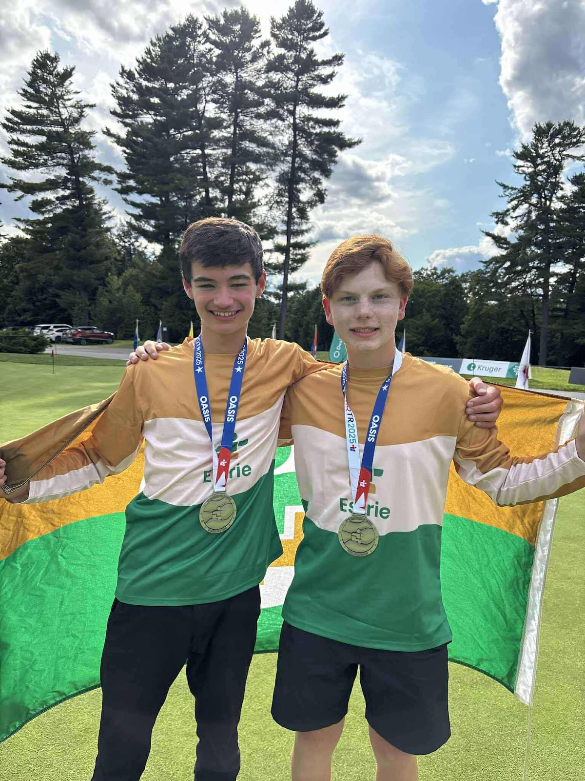 Les golfeurs Arthur Brault et Zachary Patterson ont remporté l'argent en équipe aux Jeux du Québec, faisant la fierté de leur entraîneur Thomas Ducharme.
