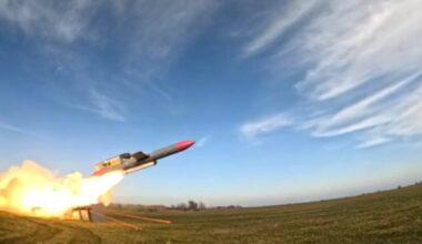 Cette capture vidéo tirée d'une séquence publiée par le média ukrainien ZN.UA montre le lancement de missiles de croisière à longue portée connus sous le nom de Flamingo.