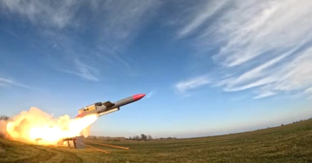 Cette capture vidéo tirée d'une séquence publiée par le média ukrainien ZN.UA montre le lancement de missiles de croisière à longue portée connus sous le nom de Flamingo.