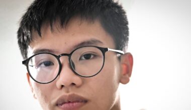 Le militant pro-démocratie hongkongais Tony Chung pose dans une chambre à coucher en Grande-Bretagne le 29 décembre 2023 après avoir fui Hong Kong