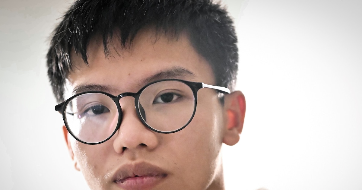 Le militant pro-démocratie hongkongais Tony Chung pose dans une chambre à coucher en Grande-Bretagne le 29 décembre 2023 après avoir fui Hong Kong