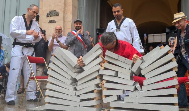 À 53 ans, Sakir Uyar espèrait décrocher une place dans le livre Guiness des records avec 17 plaques de béton brisées à mains nues en grand écart. Photo Romain Ethuin