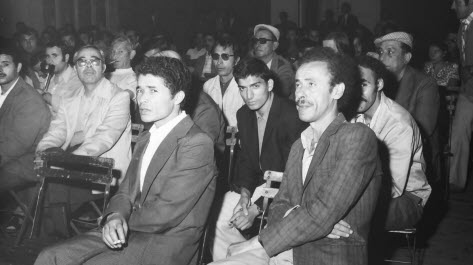 A peine libéré, Djelloul B. (à droite) est de retour à Firminy le mardi 19 août 1975. Convié à un meeting organisé par les partis de gauche et des syndicats, il rencontre aussi les journalistes et leur livre l'histoire de son enlèvement à la place d'un autre. Photo archives La Tribune - Le Progrès