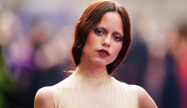 Jenna Ortega - "Qu'a-t-elle fait à son visage ?", "C'est juste le maquillage", "Ce genre d'opération devrait être interdite", "C'est vraiment trop triste" : l'actrice de la série Mercredi victime d'une vague de haine après son apparition à l'avant-première de la deuxième saison