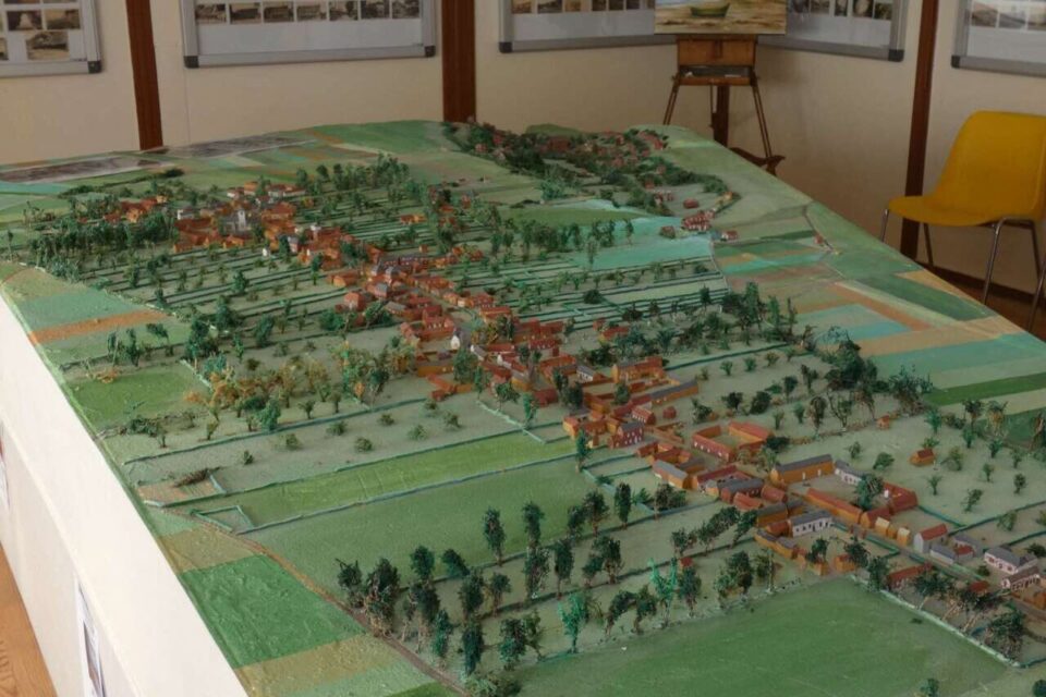 Une grande maquette de Berneval est dans la salle.