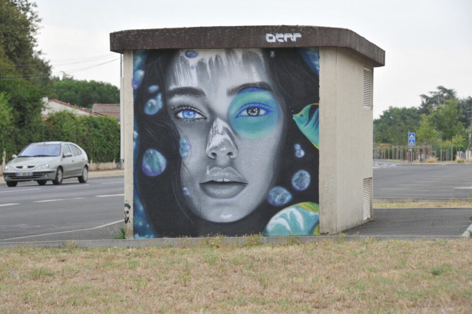 Un portrait de femme près de la caserne des pompiers de Langon (Gironde).