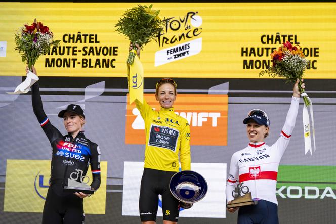 De gauche à droite : Demi Vollering (Pays-Bas), Pauline Ferrand-Prévot (France) et Kasia Niewiadoma-Phinney (Pologne), après la 9e étape de la 4e édition du Tour de France féminin, à Chatel, le 3 août 2025.