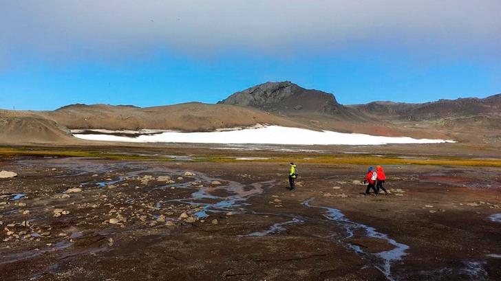 Les restes d’un chercheur britannique ont été retrouvés avec la fonte des glaces. (Photo d’illustration de l’Antarctique sans neige, dans la baie de Fildes, sur l’île du Roi-George, le 14 février 2020.)