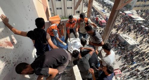 Des secouristes évacuent le corps du reporter d’images palestinien Houssam Al-Masri, tué lors de la première attaque israélienne sur l’hôpital Nasser de Khan Younès le 25 août 2025. Cette image est issue d’une vidéo tournée par le journaliste de l’agence Reuters Hatem Khaled, qui a lui-même été blessé quelques minutes après lors de la seconde frappe qui a touché les secours.